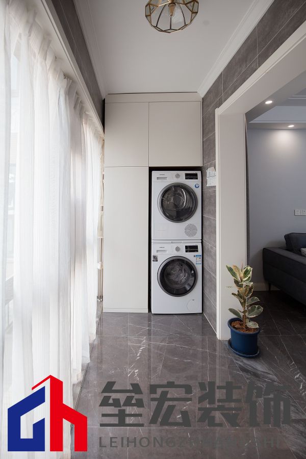 白色、木色與黑色演繹同一空間下的不同格調(diào)！