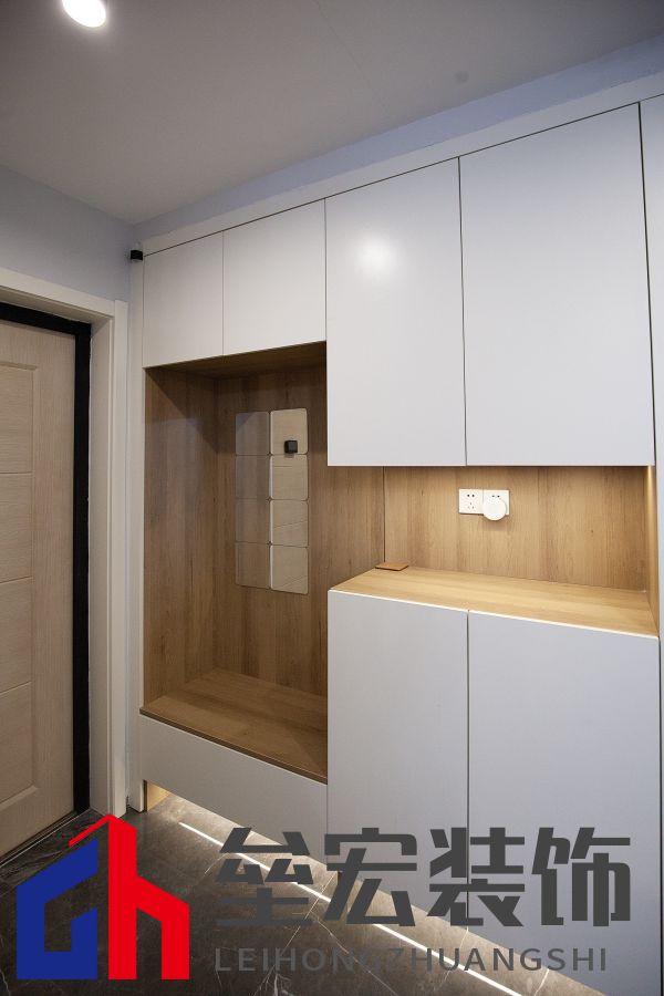 白色、木色與黑色演繹同一空間下的不同格調(diào)！