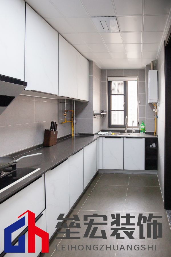 白色、木色與黑色演繹同一空間下的不同格調(diào)！