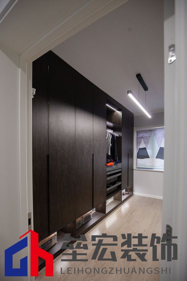 白色、木色與黑色演繹同一空間下的不同格調(diào)！