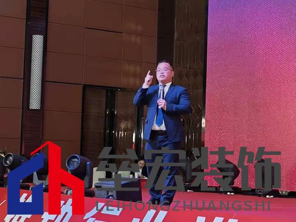 隨后，航邦衛(wèi)浴華中區(qū)營銷總監(jiān)陳喜杰先生就2022年營銷動向展開陳述。今年營銷層面將延續(xù)具有攻擊性和高密度的營銷政策，確保航邦在各地終端的絕對優(yōu)勢不動搖。讓更多的消費者，以更少的預算，用上更加優(yōu)質的衛(wèi)浴產品，用超高的性價比助力廣大青年群體實現高品質的“新居夢”。