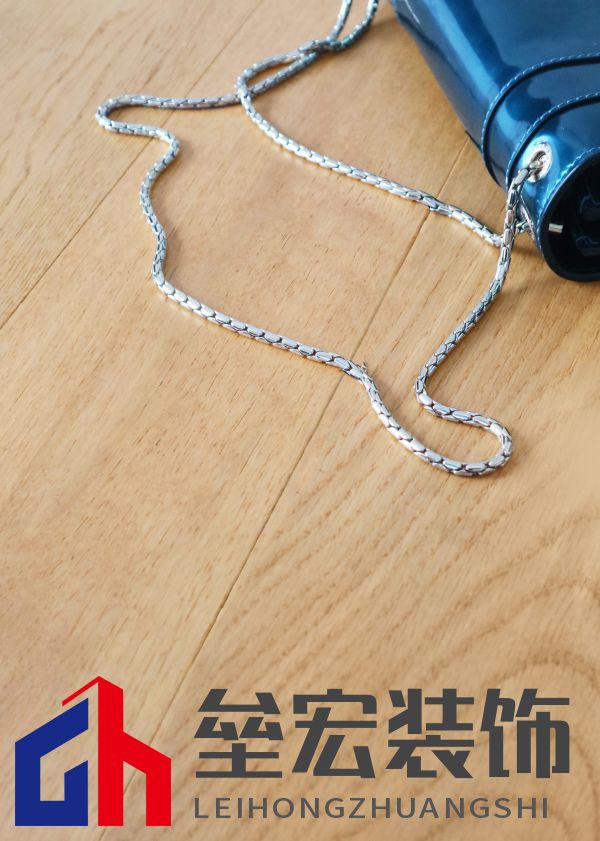 標(biāo)題一：奢華又健康？德?tīng)柦饦?biāo)“7凈”地板：拿來(lái)吧你