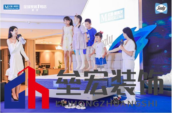  何姿現(xiàn)場邀請小朋友在絲漣“曜“上體驗跳水起跳動作