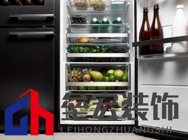 冰箱里有許多食物 描述已自動(dòng)生成