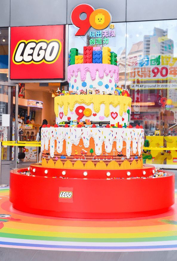 樂(lè)高集團(tuán)90周年“繽紛慶生蛋糕”3D模型亮相上海人民廣場(chǎng)樂(lè)高?品牌旗艦店