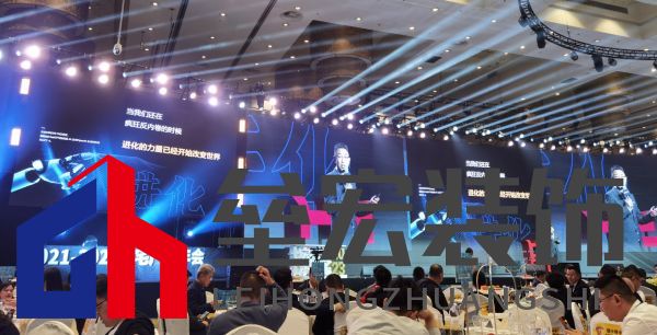 人們在看臺上的人和觀眾 中度可信度描述已自動生成