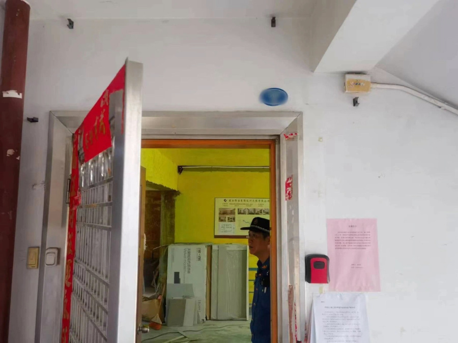 嘉蓮中隊執(zhí)法人員發(fā)現在禁止時段內，存在室內裝修擾民行為。思明城管局供圖