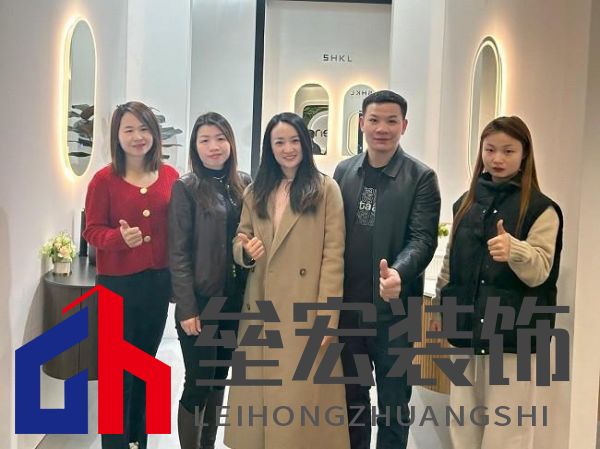 詮釋法蘭克福展，以東方美學(xué)演繹“品牌出?！毙路妒?></p><p>品牌出海：從“中國制造”到“東方美學(xué)符號”</p><p>此次法蘭克福展會，心海伽藍以“東方美學(xué)衛(wèi)浴設(shè)計”為定位，構(gòu)建差異化出海路徑。產(chǎn)品以“木質(zhì)元素”作為核心設(shè)計符號，在成品衛(wèi)浴柜、浴室家具品類中注入極簡線條與和諧圓融的靈感，同時通過模塊化組合適應(yīng)歐美住宅空間特點。</p><p></p><p><img src=