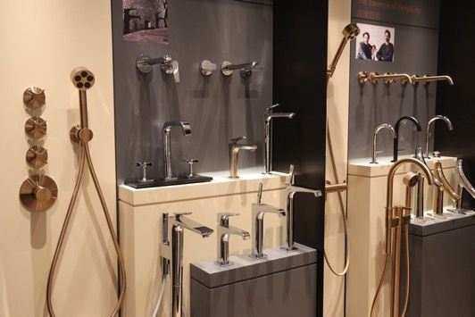 圖片包含 室內(nèi), 鏡子, 桌子, 水槽描述已自動(dòng)生成