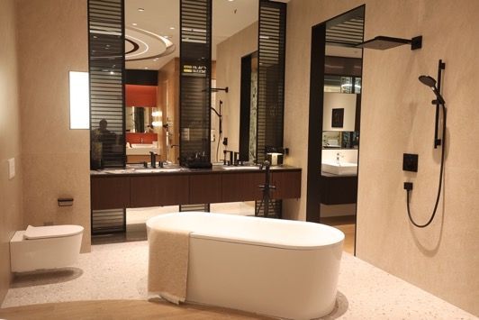 圖片包含 室內(nèi), 桌子, 鏡子, 窗戶描述已自動(dòng)生成