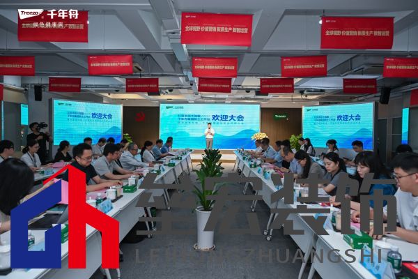 一群人站在桌子邊 AI 生成的內(nèi)容可能不正確。